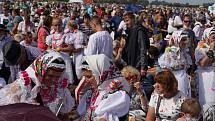 Na 50 tisíc věřících přivítalo papeže Františka ve slovenském Šaštíně blízko u hranic. Mezi účastníky venkovní bohoslužby byli i Češi.