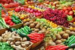 Jednou z rad, jak ušetřit na jídle, je využití sezonní zeleniny a ovoce. Další tipy se dozvíte v článku. 