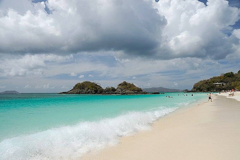 Pláž Trunk Bay na ostrově Svatý John, který je součástí Amerických Panenských ostrovů, se řadí mezi nejkrásnější pláže světa díky bílému písku a azurovému moři.