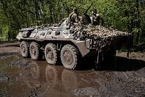 Ukrajinští vojáci na obrněném vozidle nedaleko Slovjansku na východě země