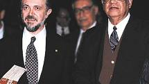 Chemik Luis Miramontes (vpravo) ve společnosti držitele Nobelovy ceny Maria Molinu.