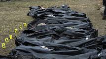 Těla mrtvých civilistů z masového hrobu v Kyjevě.