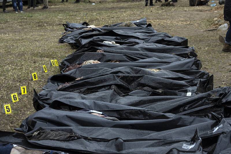 Těla mrtvých civilistů z masového hrobu v Kyjevě.