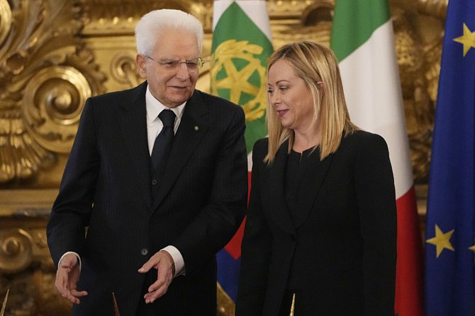 Giorgia Meloniová (vpravo) se stává první ženou v čele italského kabinetu a první vůdkyní krajně pravicové strany, která bude řídit Itálii