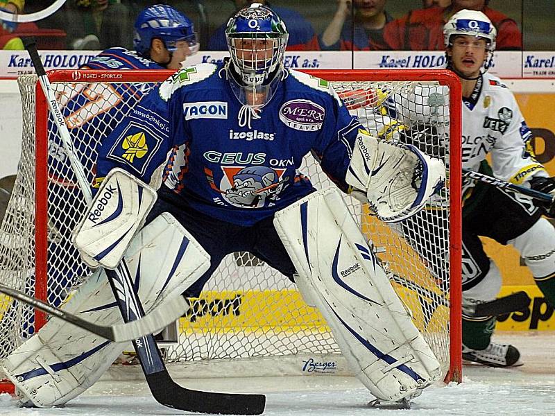 Kladenský Miroslav Kopřiva v akci na ledě Karlových Varů.