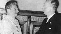 Sovětský vůdce Josif Vissarionovič Stalin s Hitlerovým ministrem zahraničí Joachimem von Ribbentropem. Německo-sovětský pakt umožnil rozparcelování Polska