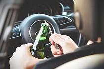 Alkohol za volantem - Ilustrační foto