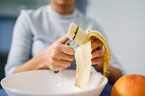 Banány obsahují draslík a sodík, které jsou důležité pro naši kardiovaskulární soustavu. Navíc zlepšují trávení, vyrovnávají krevní tlak, pomáhají proti zácpě i pálení žáhy a bojují proti volným radikálům.
