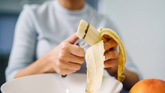 Banány obsahují draslík a sodík, které jsou důležité pro naši kardiovaskulární soustavu. Navíc zlepšují trávení, vyrovnávají krevní tlak, pomáhají proti zácpě i pálení žáhy a bojují proti volným radikálům.