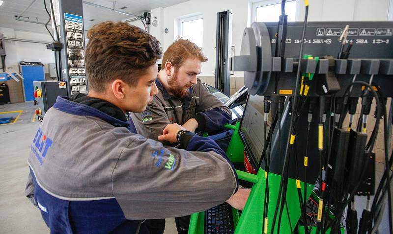 Střední škole automobilní v Holicích má nové učebny pro výuku technických oborů s automobilním zaměřením a nové dílny pro odborný výcvik, které jsou vybaveny nejmodernější diagnostikou a servisní technikou.