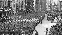 Sjezd členů strany NSDAP v Norimberku v roce 1934. Nacistický sjezd zachytila v dokumentu Triumf vůle filmařka Leni Riefenstahlová (se štábem v pravé části snímku)