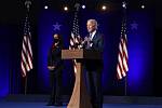Demokratický kandidát na prezidenta Joe Biden během projevu ve městě Wilmington ve státě Delaware 6. listopadu 2020, vlevo je kandidátka na viceprezidentku Kamala Harrisová.