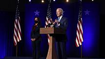 Demokratický kandidát na prezidenta Joe Biden během projevu ve městě Wilmington ve státě Delaware 6. listopadu 2020, vlevo je kandidátka na viceprezidentku Kamala Harrisová.