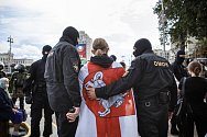 Policie zadržuje 27. srpna 2020 demonstranta zahaleného ve staré běloruské národní vlajce na náměstí Nezávislosti v Minsku