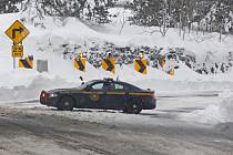 Policejní vůz v New Yorku blokuje nájezd na dálnici, která je uzavřená kvůli sněhové kalamitě, 27. prosince 2022