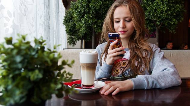 Většina dnešních teenagerů bez mobilu nevykročí ze dveří. Naučte je telefon využívat k placení.