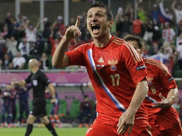 Rus Dzagojev oslavuje gól do sítě České republiky.