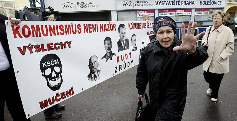 Před branou pražského Výstaviště se sešli ráno na 1. máje nacionalisté z Národní strany aby protestovali proti oslavám komunistů a snažili se jim udělat špalír ostudy.