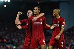 Fotbalisté Liverpoolu (zleva) Jordan Henderson, Virgil Van Dijk a Fabinho.