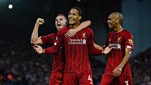 Fotbalisté Liverpoolu (zleva) Jordan Henderson, Virgil Van Dijk a Fabinho.