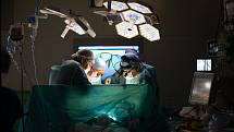 Použití virtuální a rozšířené reality před operací a během operace na sále v pražském Institutu klinické a experimentální medicíny (IKEM).