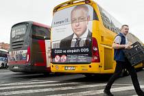 Úřad pro ochranu osobních údajů (ÚOOÚ) dnes nechtěl komentovat zveřejnění telefonních čísel předsedy vlády Bohuslava Sobotky a ministra vnitra Milana Chovance (oba ČSSD) na autobusech, které jezdí pod značkou RegioJet.