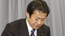 Japonský ministr financí Šoiči Nakagawa oznámil svůj odchod z vlády. V kabinetu však ještě setrvá několik týdnů, než se vládě podaří prosadit v parlamentu dodatečný rozpočtový balíček.
