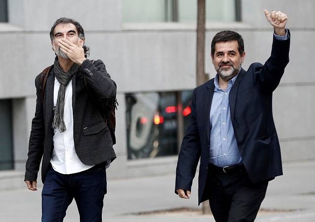 Jordi Cuixart (vlevo) a Jordi Sánchez (vpravo) dorazili před soud.