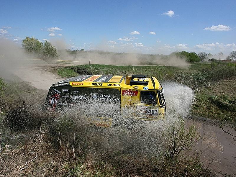 Aleš Loprais se svojí Tatrou na trati Středoevropské rallye.