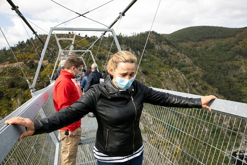 Most dlouhý 516 metrů se pohupuje na ocelových lanech ve výšce 175 metrů nad kaňonem řeky Paiva jihovýchodně od Porta.