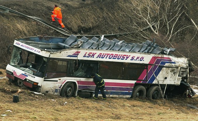 Autobus po havárii u Nažidel.