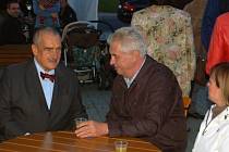 Prezident Miloš Zeman společně s Karlem Schwarzenbergem (TOP 09) v Lánech zapálili Masarykovu vatru na počest 76. výročí úmrtí prvního československého prezidenta. Poté oba usedli ke společnému stolu s kelímkem burčáku a vedli spolu klidnou debatu.