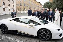 Papež draží auto pro charitu