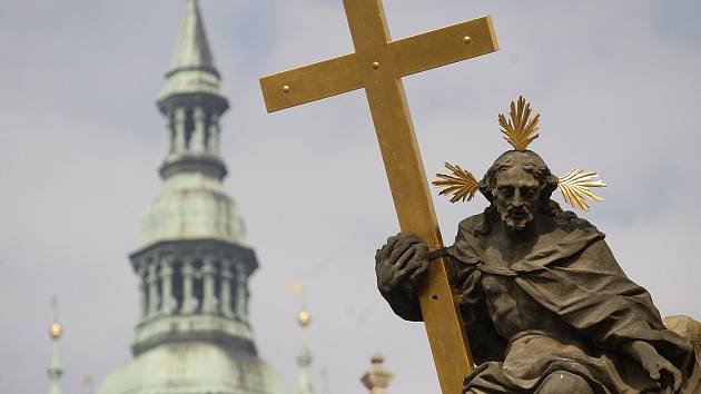 Katedrála sv. Víta pohledem z Malostranského náměstí v Praze