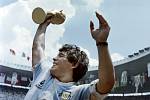 Diego Maradona slaví se spoluhráči zisku mistrovského titulu. Rok 1986. Mexiko