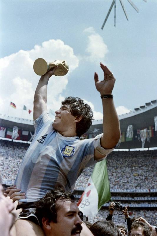 Diego Maradona slaví se spoluhráči zisku mistrovského titulu. Rok 1986. Mexiko