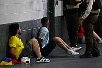 Policie před finále turnaje Copa América zatýkala příznivce Argentiny i Kolumbie.