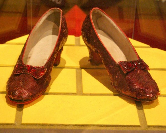Jedny z rubínových střevíčků, které si zahrály ve filmu Čaroděj ze země Oz. Na snímku střevíčky vystavené v American History Museum.