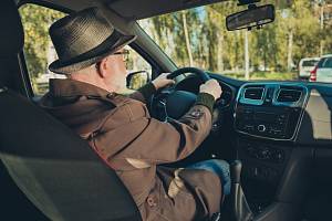 Seniorů za volantem přibývá a roste tak mezi nimi i počet obětí nehod. Často přitom nejsou na vině sami, ale doplácejí na agresivní jízdu mladých řidičů.