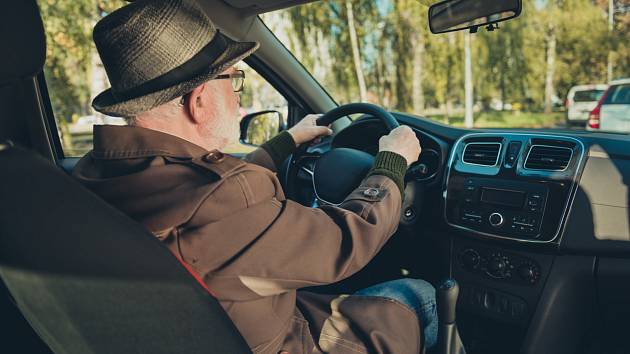Seniorů za volantem přibývá a roste tak mezi nimi i počet obětí nehod. Často přitom nejsou na vině sami, ale doplácejí na agresivní jízdu mladých řidičů.