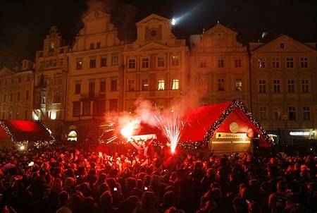 Desítky tisíc obyvatel a návštěvníků Prahy oslavilo příchod Nového roku 2008 tradičně na Václavském a Staroměstském náměstí. Snímek je ze Staroměstského náměstí, kde byl pro diváky připraven bohatý kulturní program.