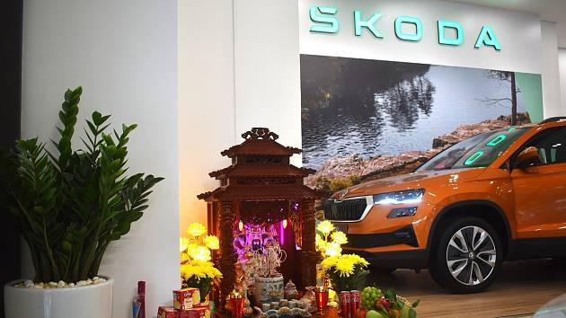 Oltářík s bůžkem uvnitř vietnamského autosalonu Škoda.