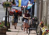 Lidé s rouškami na ulici turisty navštěvovaného  horského města Georgetown v americkém státě Colorado