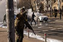 Ukrajinští vojáci brání ulice Kyjeva.