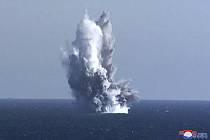 Podvodní výbuch zkušební hlavice podvodního jaderného dronu během testu zbraně u východního pobřeží KLDR na snímku severokorejské agentury KCNA
