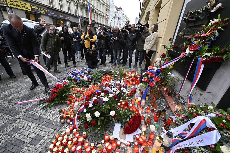 Lidé přicházejí k památníku událostí 17. listopadu 1989 zapálit svíčky a položit květiny