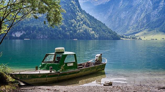 Plavba je na jezeru Königssee dovolena pouze na člunech s elektrickým pohonem.