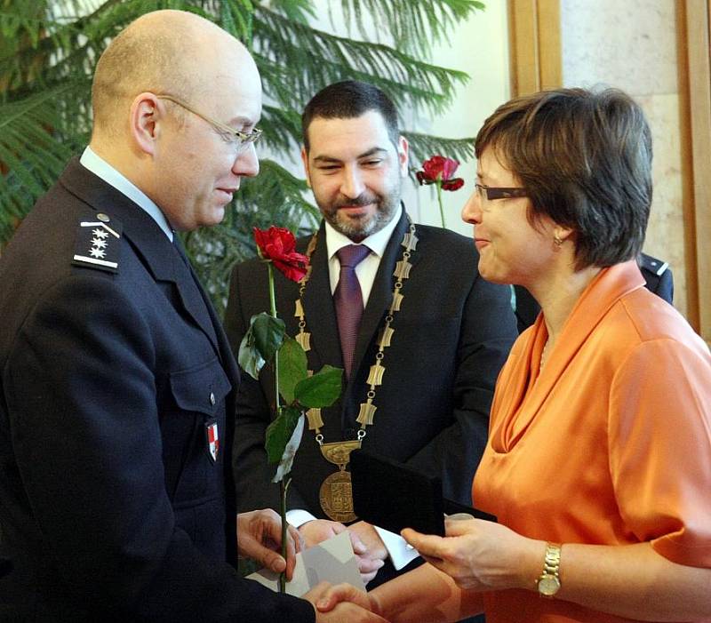 Za mimořádné nasazení ve službě odměnil řadové policisty ředitel Policie ČR Libereckého kraje.