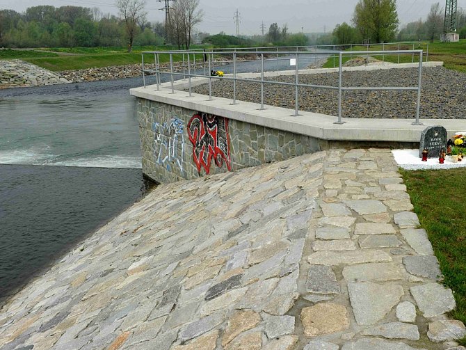 Upravené koryto řeky Ostravice v Ostravě – Hrabové.