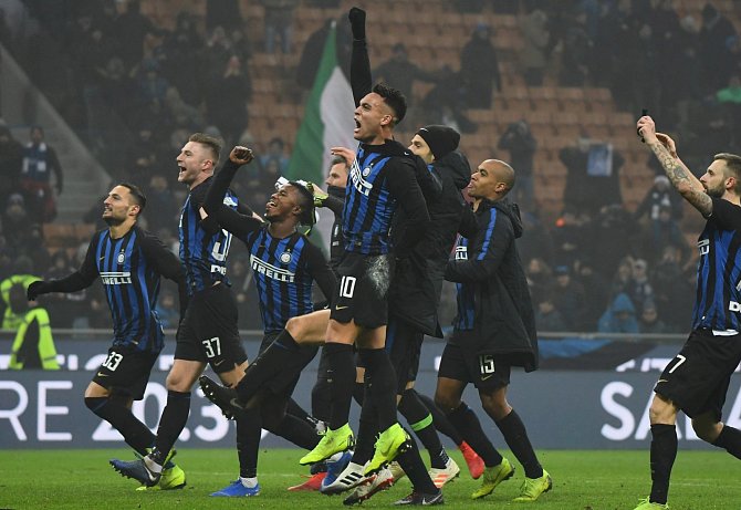 Fotbalisté Interu Milán slaví vítězství po zápase proti Neapoli